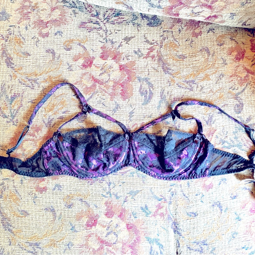 Bra.  34D.  Fredericks of Hollywood.  Sexy